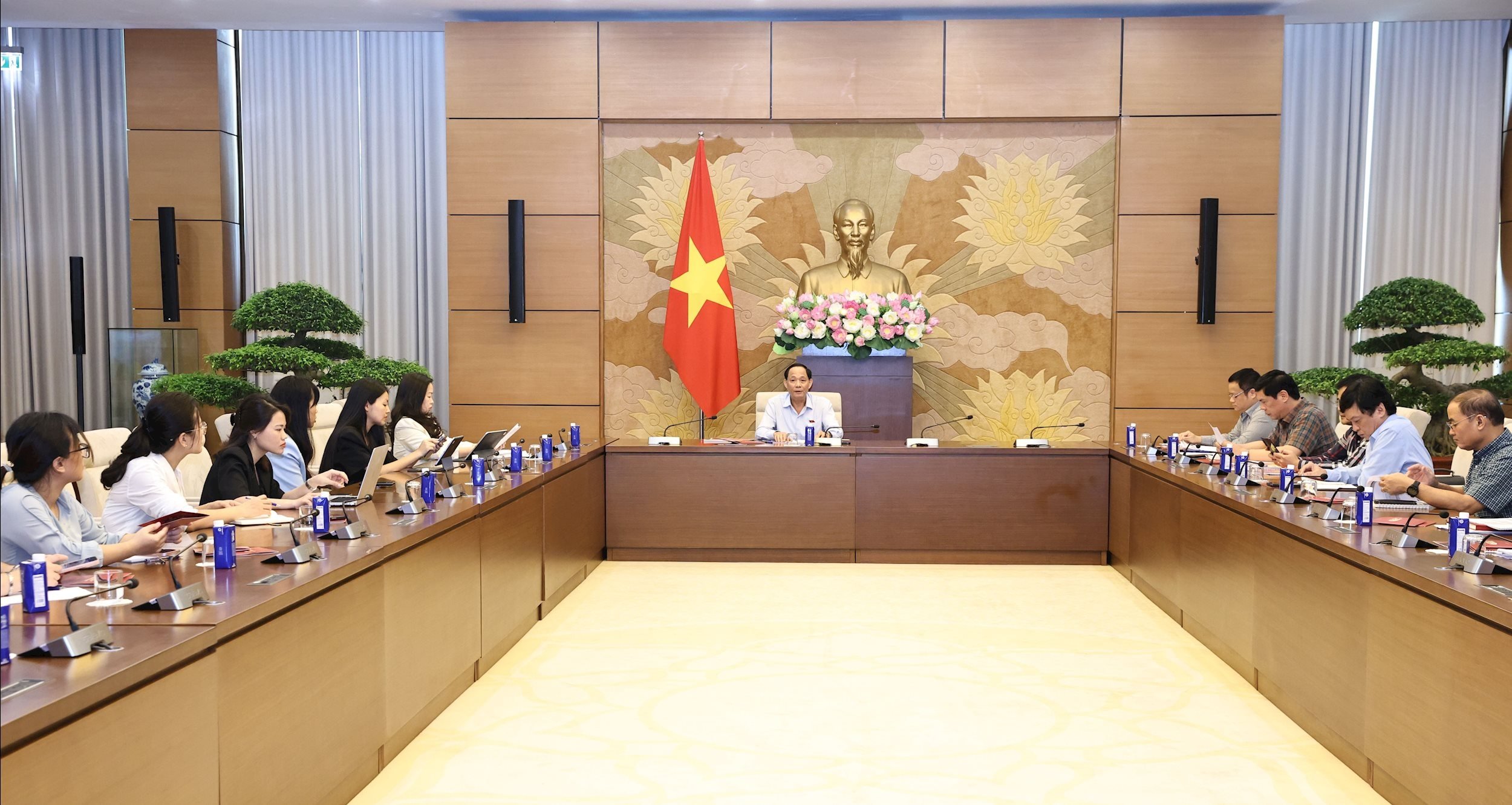 Quang cảnh cuộc họp