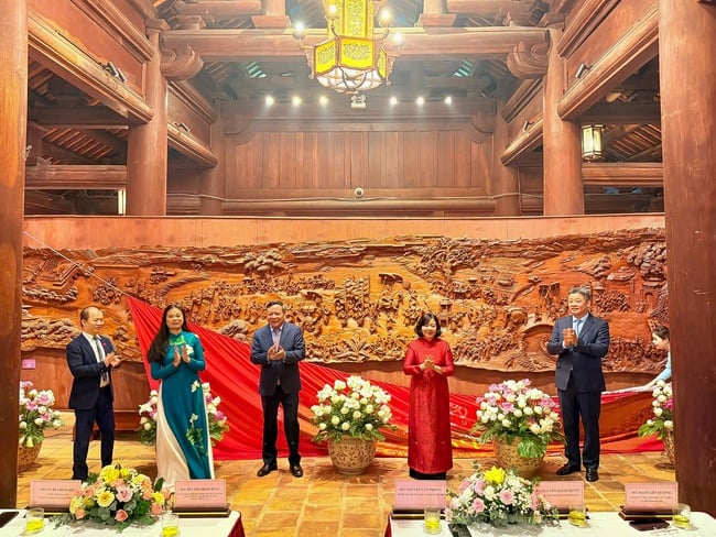 Hanoi stad skänker trämålningen Thành phố Hà Nội tặng tác phẩm tranh gỗ "Vinh quy bái tổ" cho Văn Miếu – Quốc Tử Giám - Ảnh 2.