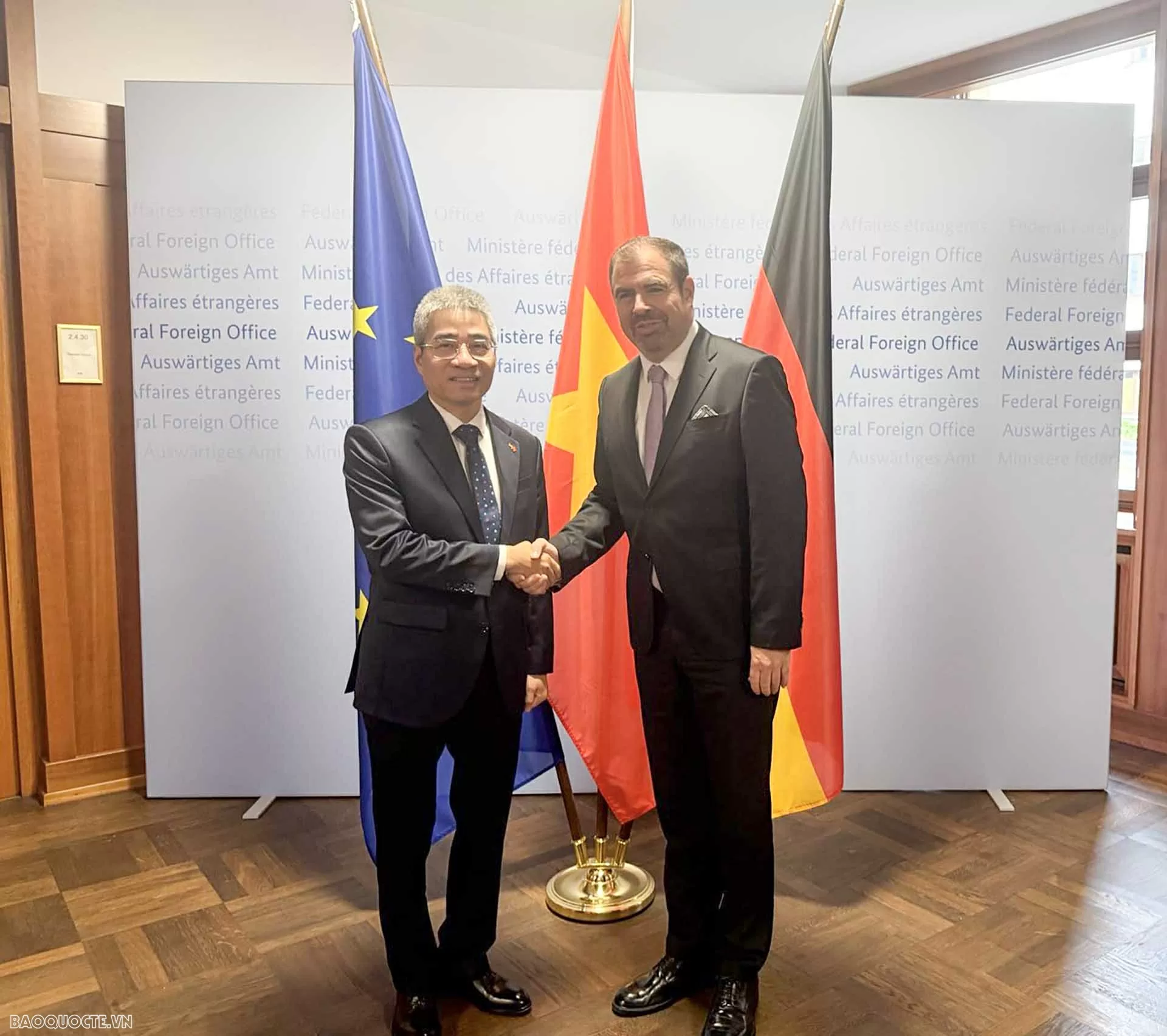 Đại sứ Nguyễn Đắc Thành và Quốc Vụ khanh Florian Hahn.