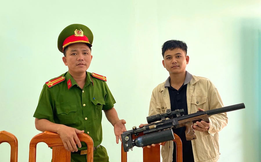 giao-nop-vu-khi.jpg