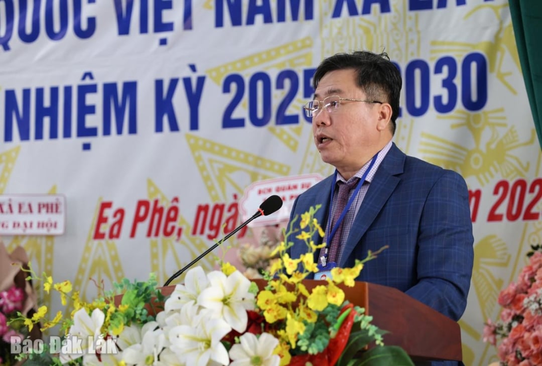 Member of the Provincial Standing Committee, Permanent Vice Chairman of the Provincial Vietnam Fatherland Front Committee Tran Huu The delivered a speech directing the congress.