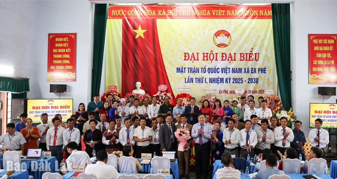 The Vietnam Fatherland Front Committee of Ea Phe commune, term I, 2025 - 2030, was introduced to the congress.