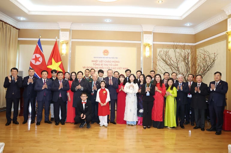 vna-potal-tong-bi-thu-to-lam-tham-dai-su-quan-viet-nam-tai-trieu-tien-8329779-1.jpg