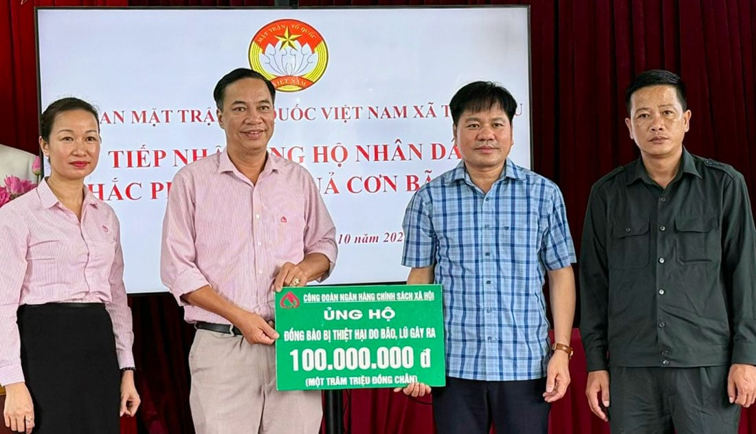 តំណាងធនាគារគោលនយោបាយសង្គមខេត្តបានប្រគល់រង្វាន់ចំនួន 100 លានដុងជាជំនួយរបស់ធនាគារគោលនយោបាយសង្គមវៀតណាមដល់ឃុំ Trai Cau ។