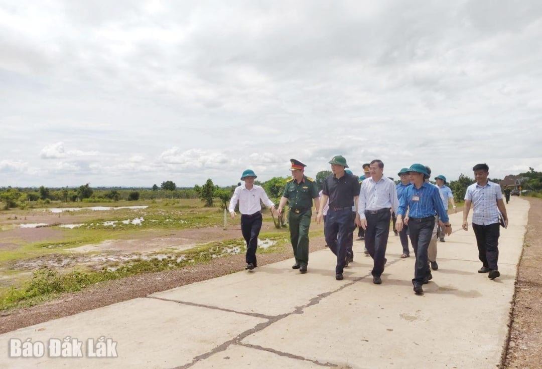 Đại diện các đơn vị, địa phương khảo sát thực tế khu vực dự kiến xây trường.