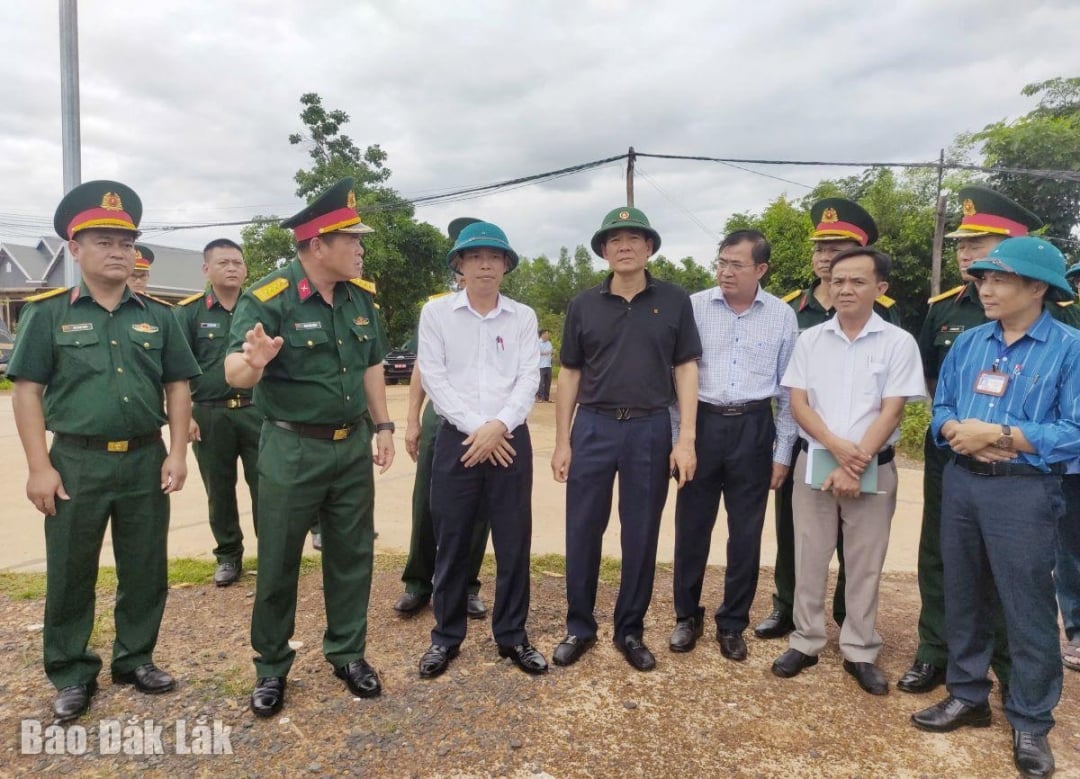 Các đại biểu trao đổi tình hình.