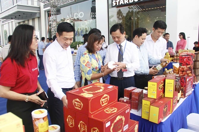 Delegater besøker produktutstillingsstand Các đại biểu tham quan gian trưng bày sản phẩm