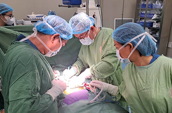 Emergency surgery at Da Nang Hospital saved the life of female student T.N.P.U. Ca phẫu thuật khẩn cấp của BV Đà Nẵng cứu sống nữ sinh T.N.P.U.