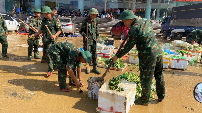 The army helps clean up the Thai market area and Vo Nguyen Giap Square, Thai Nguyen. (Photo: NONG VUI)