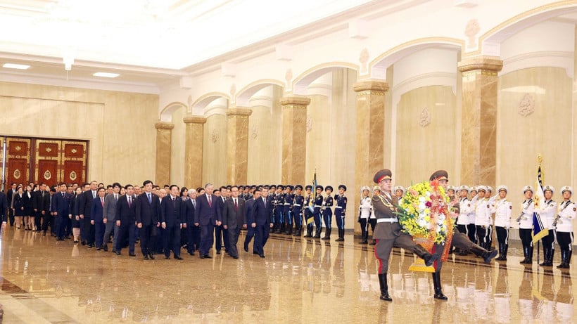 Generalsekretär To Lam und eine hochrangige vietnamesische Delegation legten im Sonnenpalast in Pjöngjang Blumen zum Gedenken an Präsident Kim Il-sung und Generalsekretär Kim Jong-il nieder. (Foto: THONG NHAT/VNA)