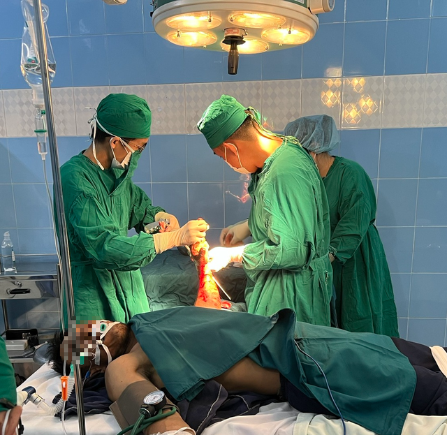 Distrik Con Dao menyambungkan kembali tangan yang terputus untuk pertama kalinya pada seorang pasien - Foto 1. H.Côn Đảo lần đầu tiên nối bàn tay bị đứt lìa cho bệnh nhân - Ảnh 1.