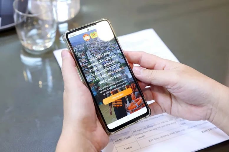 Nødhjelp for mennesker rammet av stormer og flom på VNeID-plattformen - Bilde 1. Cứu trợ khẩn cấp đồng bào bị ảnh hưởng bởi bão lũ trên nền tảng VNeID- Ảnh 1.