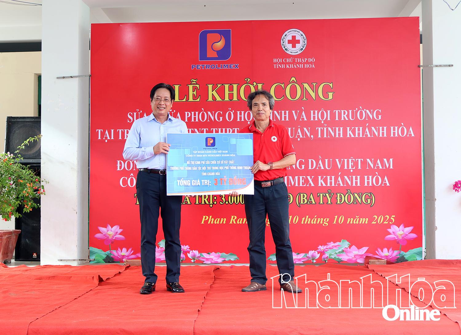 Lãnh đạo Công ty TNHH MTV Petrolimex Khánh Hòa trao bảng biểu trưng hỗ trợ kinh phí sửa chữa cơ sở vật chất Trường Phổ thông Dân tộc nội trú THPT Ninh Thuận với tổng trị giá 3 tỷ đồng cho Hội Chữ thập đỏ tỉnh Khánh Hòa.