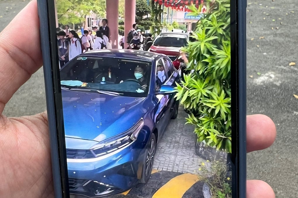 Xác minh đoàn ô tô chen lấn với hàng trăm học sinh trong sân trường ở TPHCM - 1