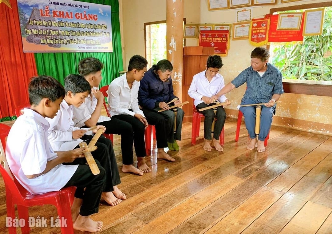  Sau buổi lễ khai giảng các học viên được nghệ nhân tập làm quen với các nhạc cụ