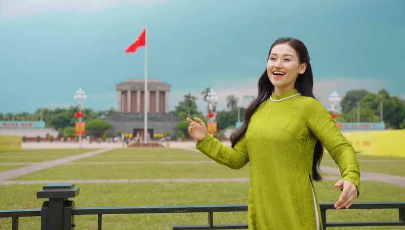 ឡេ មិញង៉ុក សម្តែងបទចម្រៀង