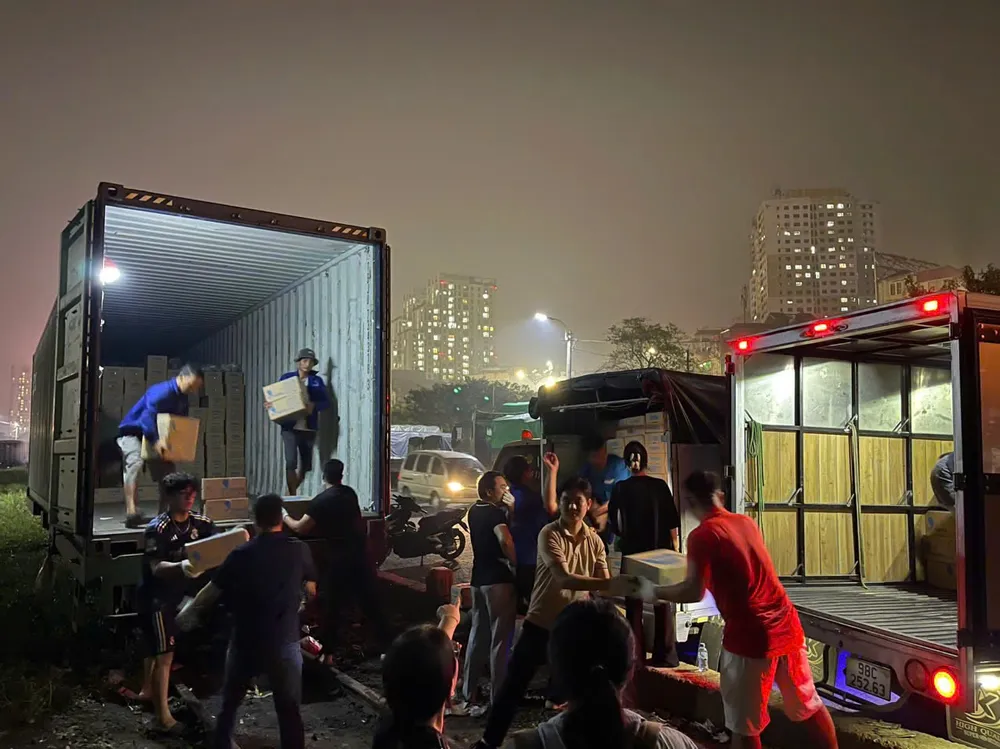 Güter zur Unterstützung der Menschen in den von Überschwemmungen betroffenen Gebieten werden zu den Bahnhöfen Giap Bat und Hanoi transportiert.