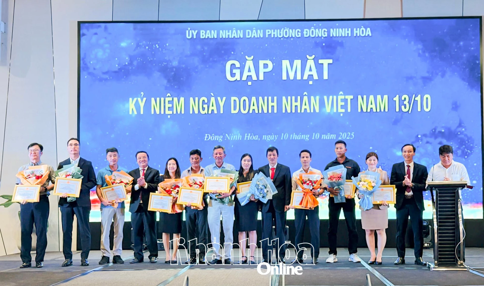 ການ​ນຳ​ຂອງ​ຫວອດ​ໄດ້​ມອບ​ໃບ​ຍ້ອງຍໍ ​ແລະ ດອກ​ໄມ້​ໃຫ້​ບັນດາ​ນັກທຸລະກິດ ​ແລະ ບຸກຄົນ​ດີ​ເດັ່ນ​ໃນ​ຫວອດ.