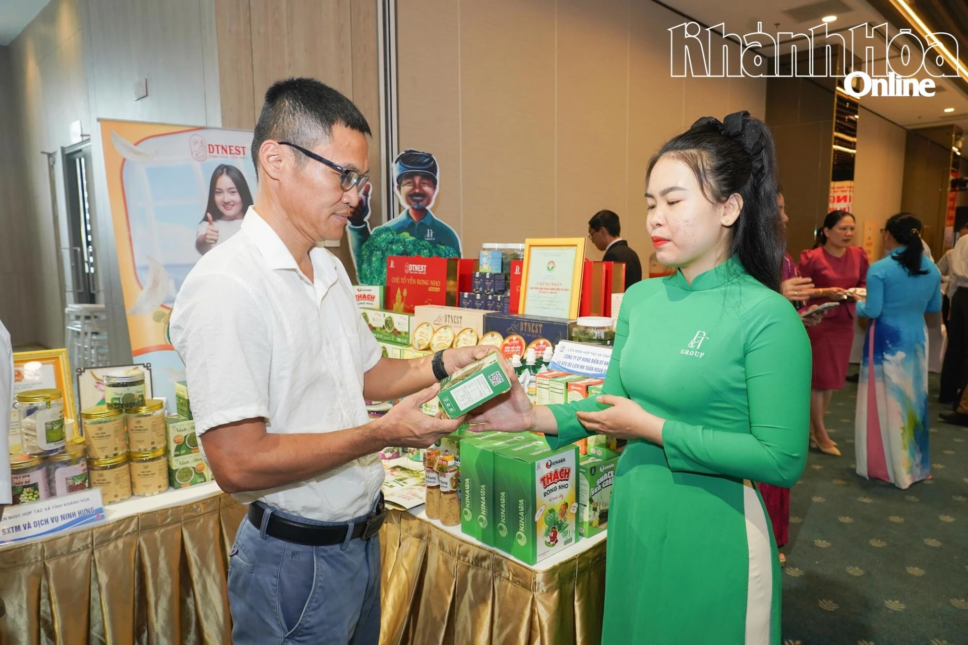 Společnost DT Khanh Hoa Seaweed Joint Stock Company (okres Severní Nha Trang) představuje produkty OCOP.