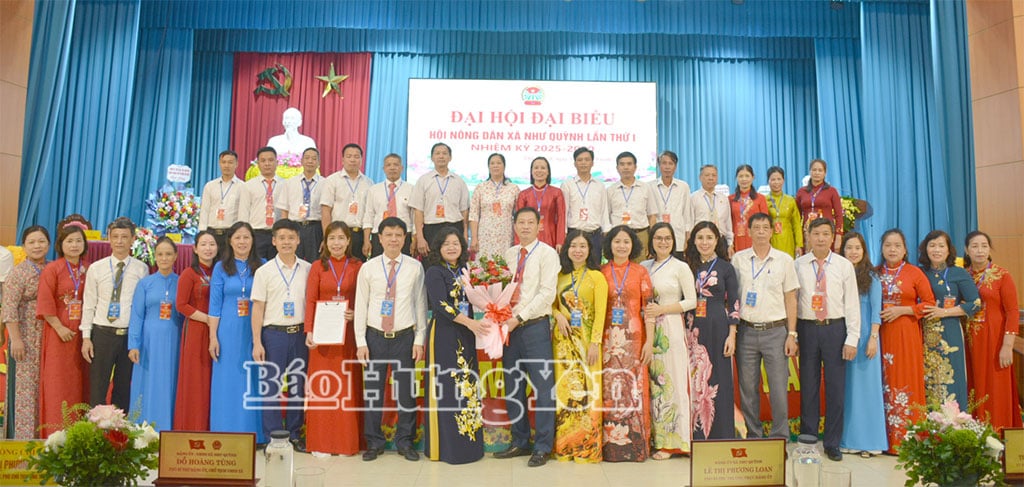 대표단은 Nhu Quynh Commune 농민 협회 집행위원회(2025-2030년 임기)에 축하의 꽃을 전달했습니다. 사진: Minh Hong