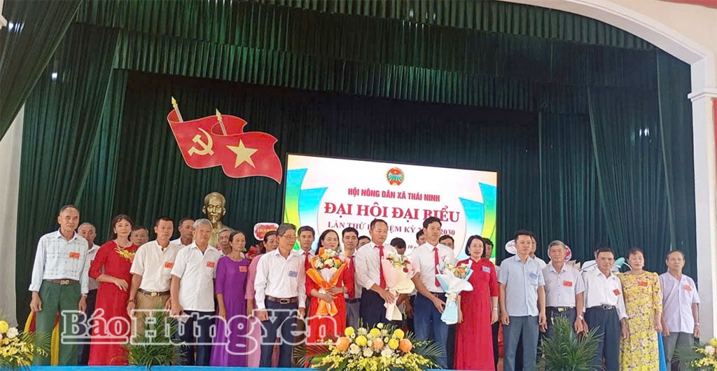 대표단은 2025-2030년 임기 타이닌(Thai Ninh) 지역 농민 협회 집행위원회에 축하의 꽃을 전달했습니다. 사진: 응우옌 탐(Nguyen Tham)