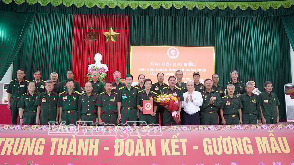 Xuan Truc Commune Veterans Association의 집행위원회(임기 1, 2025-2030)가 의회에 소개되었습니다.