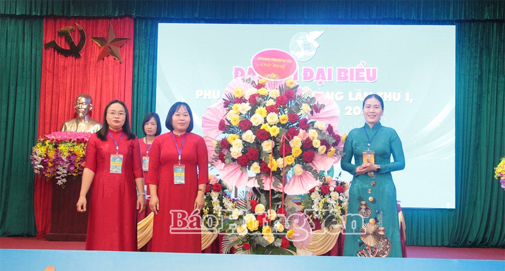 Đại diện lãnh đạo Hội LHPN tỉnh tặng hoa chúc mừng Đại hội đại biểu Hội LHPN xã Hiệp Cường lần thứ I, nhiệm kỳ 2025 - 2030. Ảnh: Thu Yến