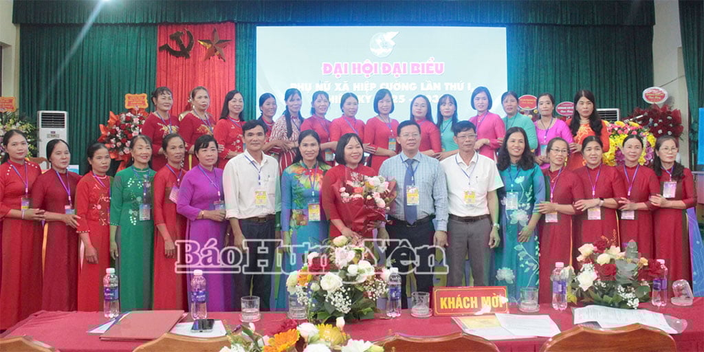 Các đại biểu tặng hoa chúc mừng Ban Chấp hành Hội LHPN xã Hiệp Cường, nhiệm kỳ 2025 - 2030.