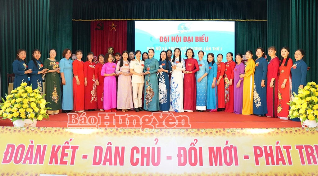Ban Chấp hành Hội LHPN xã Triệu Việt Vương, nhiệm kỳ 2025 - 2030 ra mắt Đại hội. Ảnh: Vi Ngoan