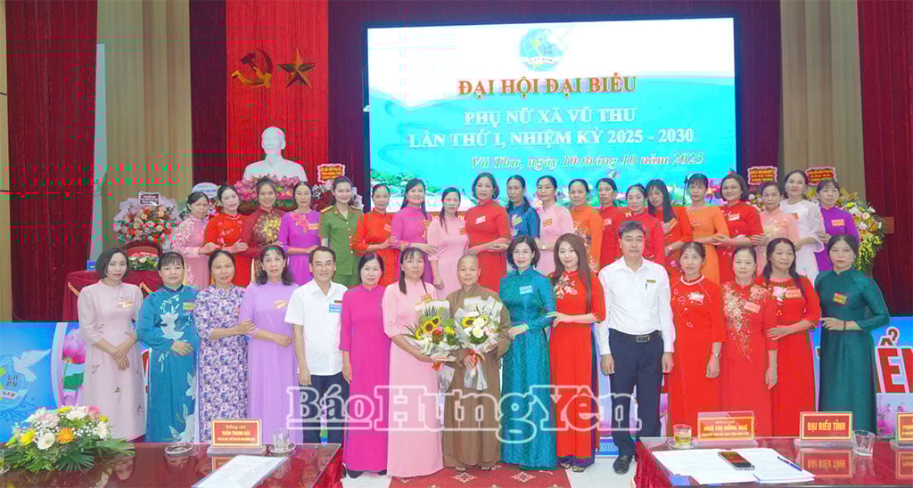 Lãnh đạo xã Vũ Thư tặng hoa chúc mừng Ban Chấp hành Hội LHPN xã Vũ Thư nhiệm kỳ 2025 - 2030.