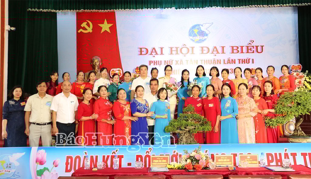 Lãnh đạo xã Tân Thuận tặng hoa chúc mừng Ban Chấp hành Hội LHPN xã Tân Thuận, nhiệm kỳ 2025 - 2030. Ảnh Đào Quyên