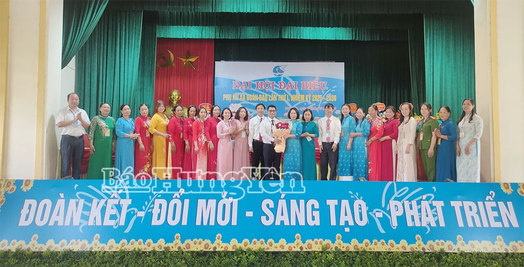 Các đại biểu chụp ảnh lưu niệm cùng Ban Chấp hành Hội LHPN xã Đoàn Đào, nhiệm kỳ 2025-2030. Ảnh: Vũ Huế.