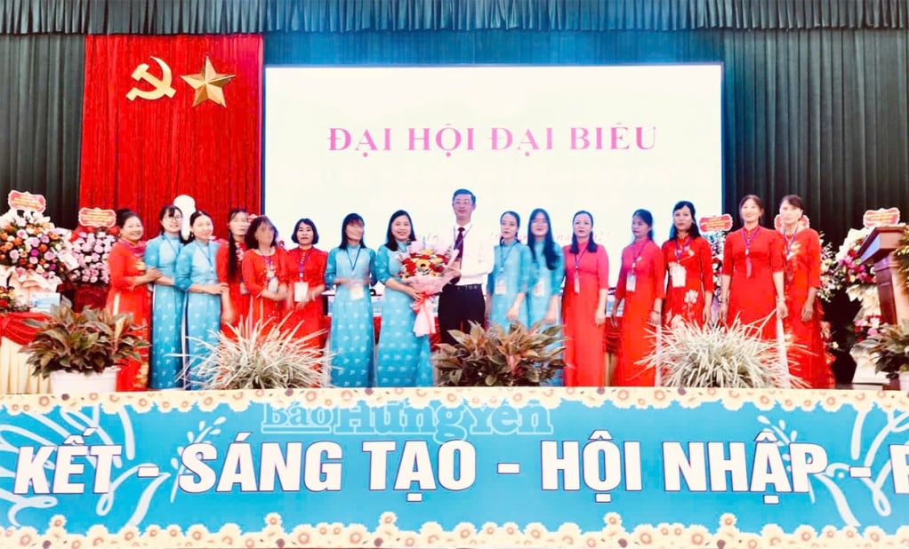 Lãnh đạo xã Tống Trân tặng hoa chúc mừng Ban chấp hành Hội LHPN xã Tống Trân khóa I, nhiệm kỳ 2025 - 2030. Ảnh: Hồng Ngọc