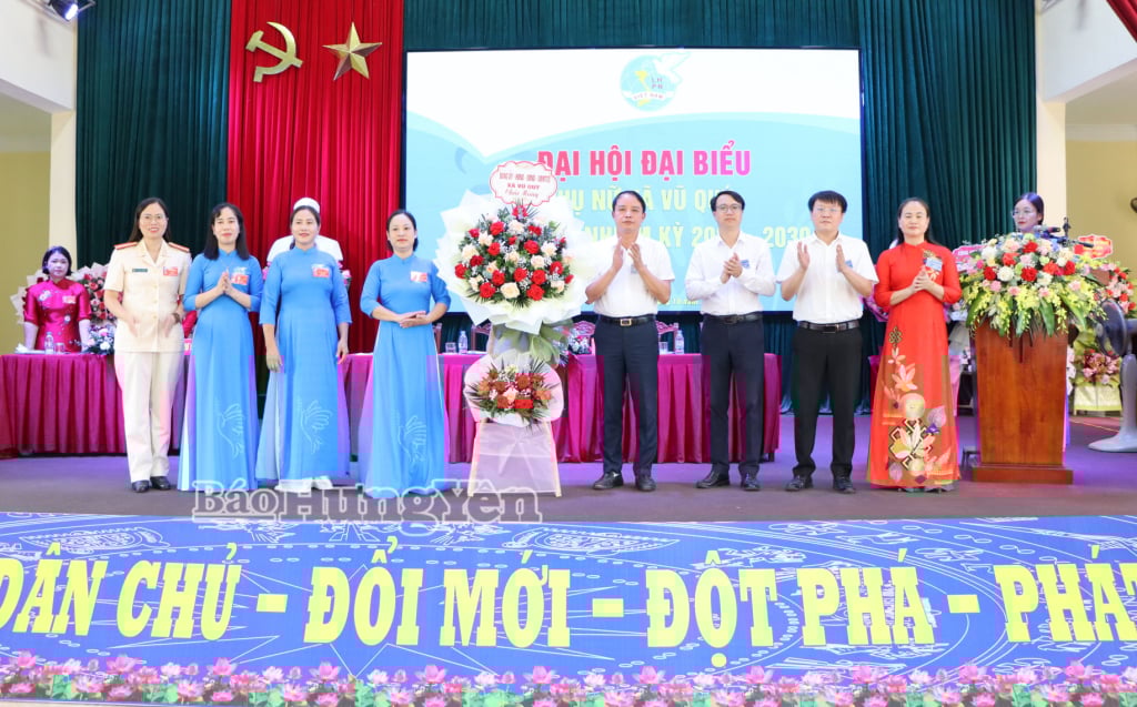 Lãnh đạo xã Vũ Quý tặng hoa chúc mừng Đại hội đại biểu Hội LHPN xã Vũ Quý lần thứ I. Ảnh: Thu Thủy