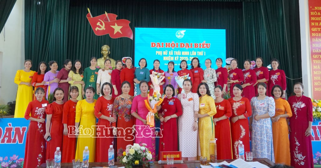 Các đại biểu tặng hoa chúc mừng Ban Chấp hành Hội LHPN xã Thái Ninh, nhiệm kỳ 2025-2030.