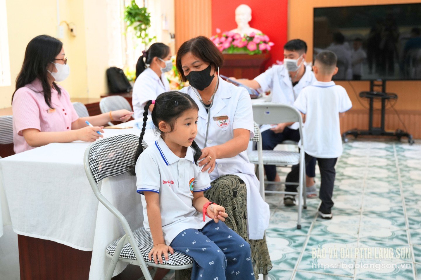 Học sinh Trường Tiểu học Chi Lăng (phường Lương Văn Tri) được khám sức khoẻ đầu năm học