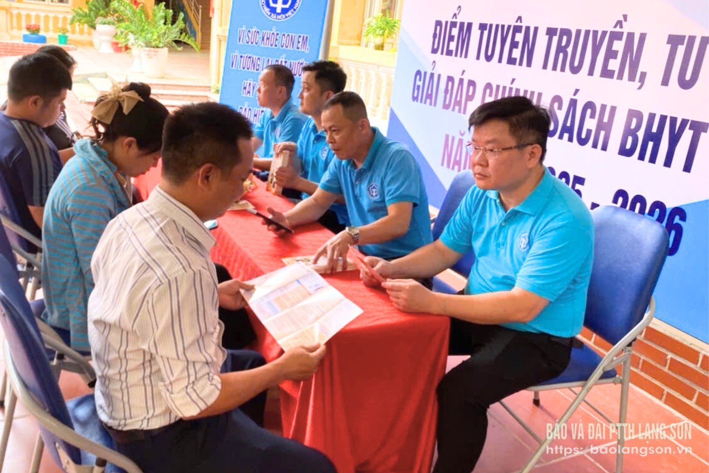 Bảo hiểm xã hội (BHXH) cơ sở Văn Lãng đã phối hợp với Trường Tiểu học Tân Thanh thuộc xã Hoàng Văn Thụ, tỉnh Lạng Sơn tổ chức gian hàng tư vấn chính sách BHYT học sinh