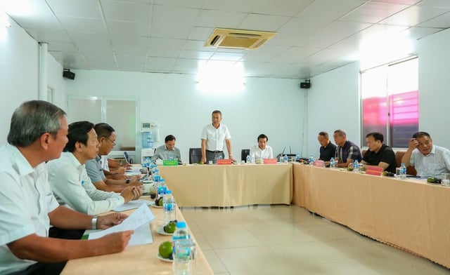 Ông Trần Quốc Tuấn làm việc với ông Trần Anh Tú: Bóng đá TP.HCM được khen ngợi- Ảnh 2. Ông Trần Quốc Tuấn làm việc với ông Trần Anh Tú: Bóng đá TP.HCM được khen ngợi- Ảnh 2.