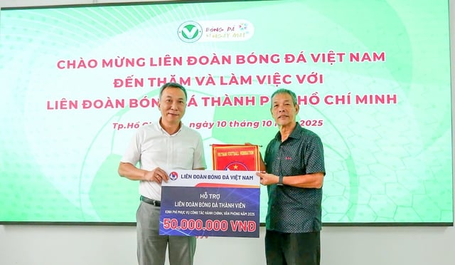 Ông Trần Quốc Tuấn làm việc với ông Trần Anh Tú: Bóng đá TP.HCM được khen ngợi- Ảnh 5. Ông Trần Quốc Tuấn làm việc với ông Trần Anh Tú: Bóng đá TP.HCM được khen ngợi- Ảnh 5.