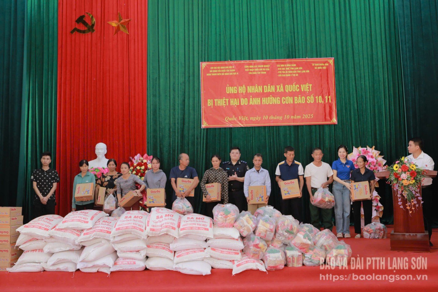 Đại diện các đơn vị trao các phần quà cho các gia đình bị ảnh hưởng cơn bão số 10, 11 trên địa bàn xã Quốc Việt