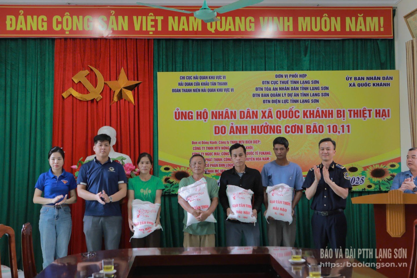 Đại diện các đơn vị trao các phần quà cho các gia đình bị ảnh hưởng cơn bão số 10, 11 trên địa bàn xã Quốc Khánh