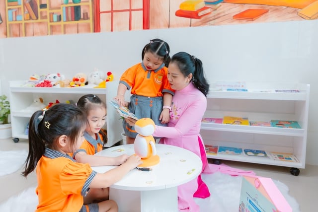 Robot AI kể chuyện ở thư viện thu hút trẻ mầm non TP.HCM - Ảnh 1.