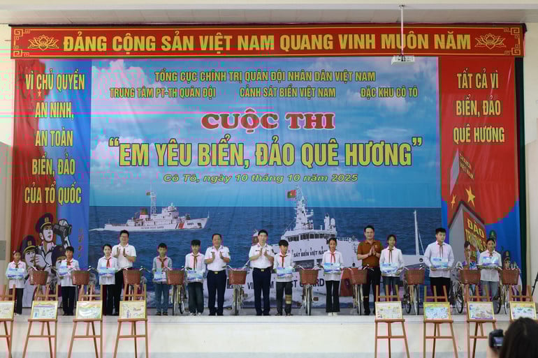 ban-to-chuc-tang-xe-dap-cho-cac-em-hoc-sinh-co-hoan-canh-kho-khan-vuon-len-hoc-gioi.jpg
