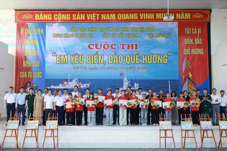 ban-to-chuc-chup-anh-luu-niem-voi-cac-em-hoc-sinh-xuat-sac-gianh-giai-tai-cuoc-thi.jpg