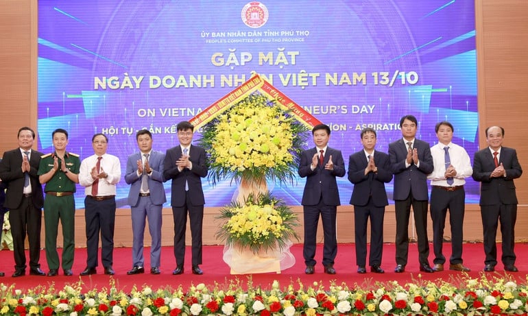 bi-thu-tinh-uy-truong-quoc-huy-tang-hoa-chuc-mung-hiep-hoi-doanh-nghiep-tinh.jpg