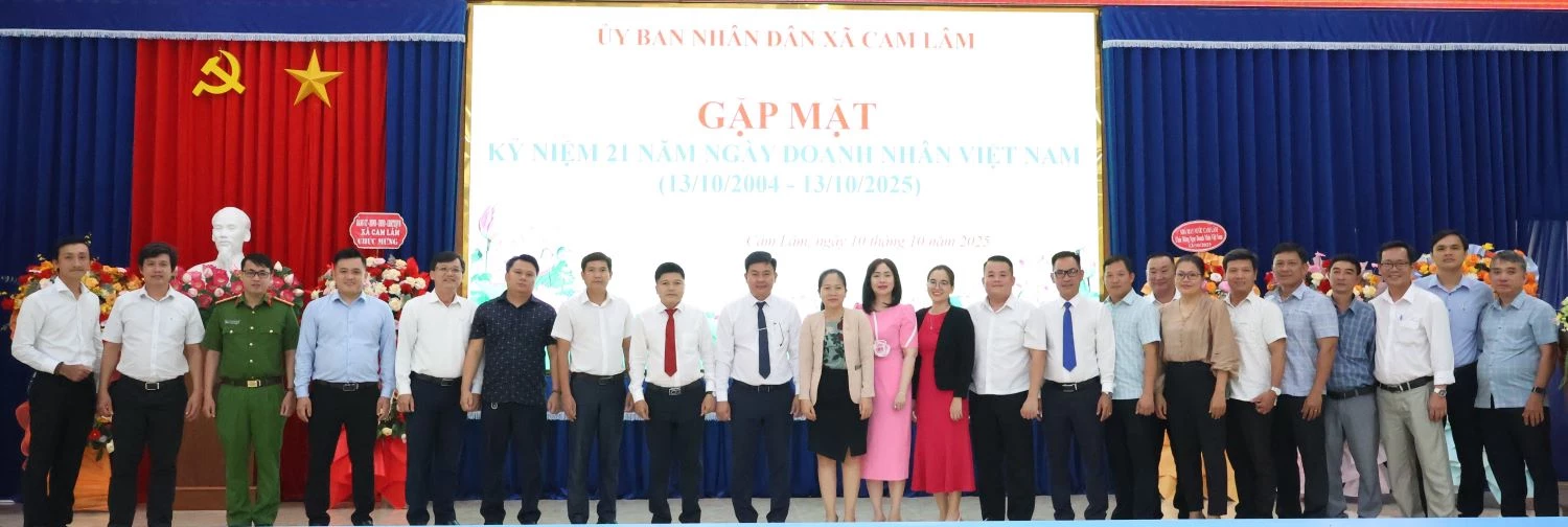 Các đại biểu chụp hình lưu niệm tại buổi gặp mặt.