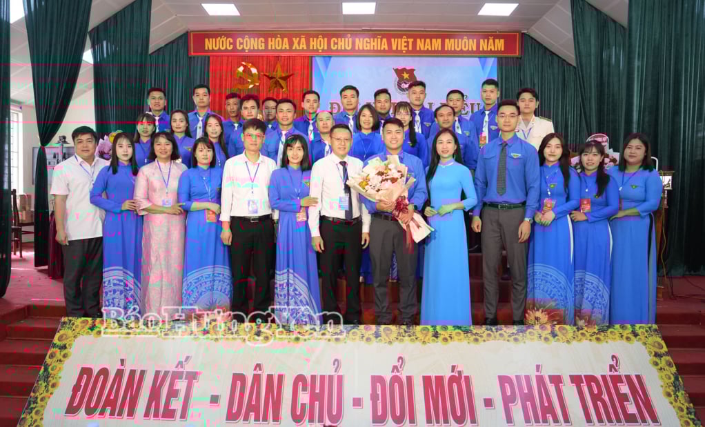 Delegates took souvenir photos with the Executive Committee of the Ho Chi Minh Communist Youth Union of Chau Ninh commune, term I, 2025 - 2030.