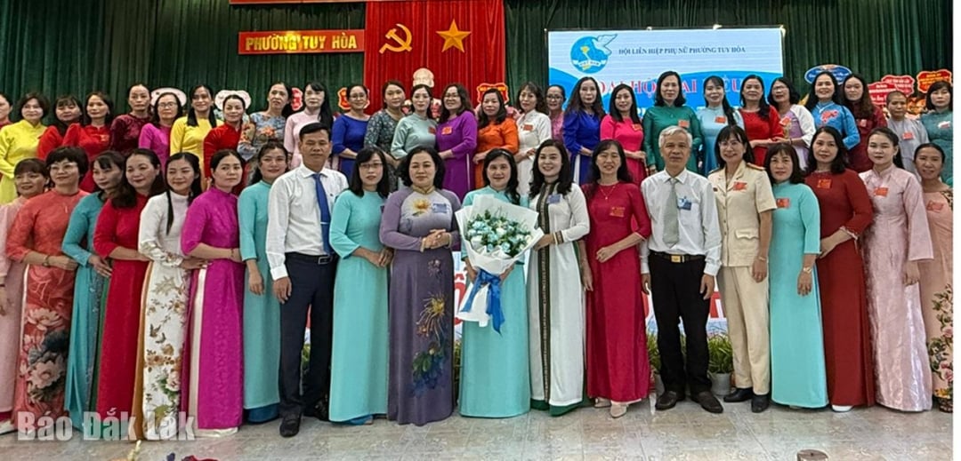 គណៈកម្មាធិការប្រតិបត្តិថ្មីត្រូវបានណែនាំទៅក្នុងសមាជ។