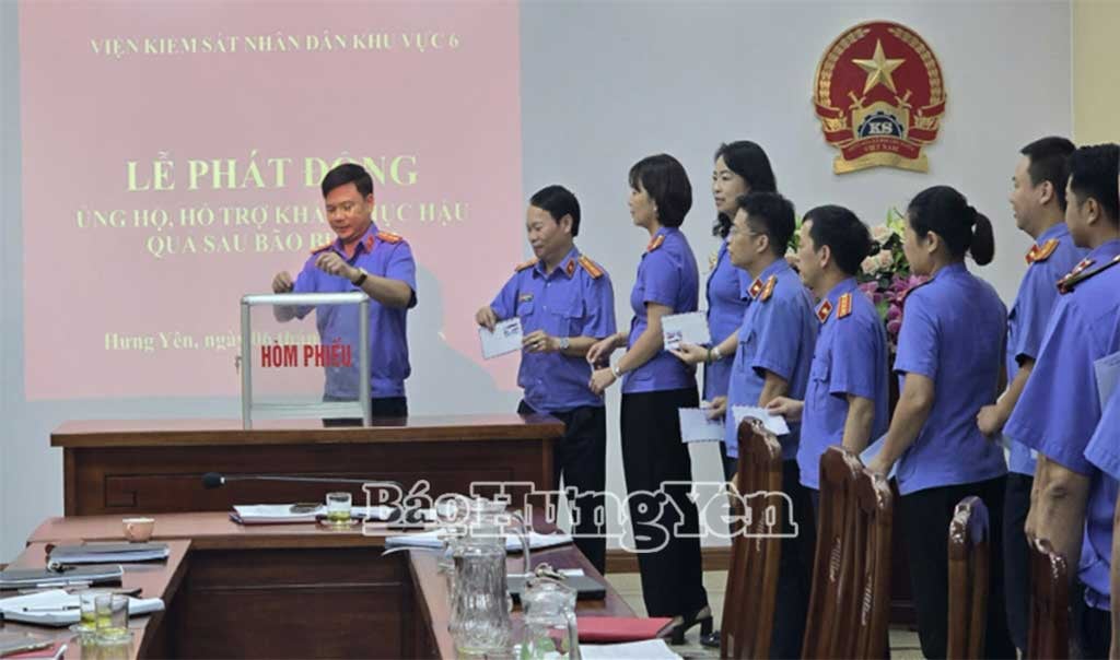 Cán bộ, công chức, viên chức và người lao động Viện Kiểm sát nhân dân khu vực 6 – Hưng Yên ủng hộ khắc phục hậu quả sau bão số 10.