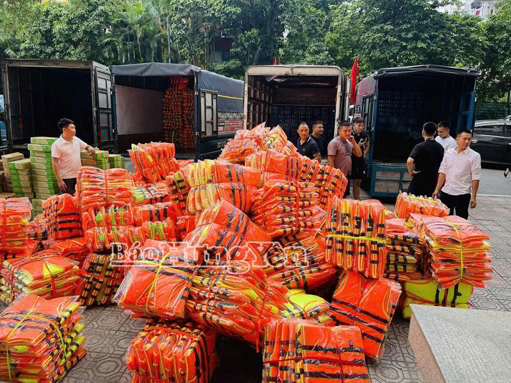 Hàng trăm chiếc áo phao được người dân Hưng Yên gửi đến đồng bào vùng lũ.